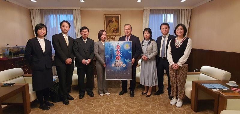 chị thùy linh gặp gỡ đại sứ vũ hồng nam chị thùy linh gặp gỡ đại sứ vũ hồng nam